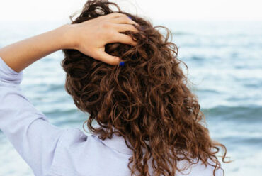 Gel naturale per capelli per definire i capelli ricci o mossi