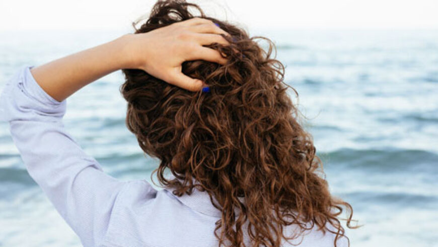 Gel naturale per capelli per definire i capelli ricci o mossi
