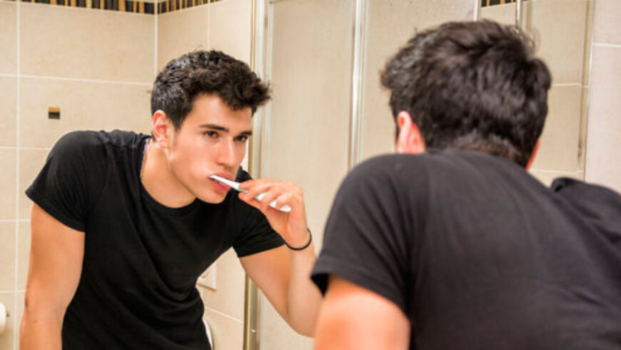 Dentifricio naturale al bicarbonato e oli essenziali